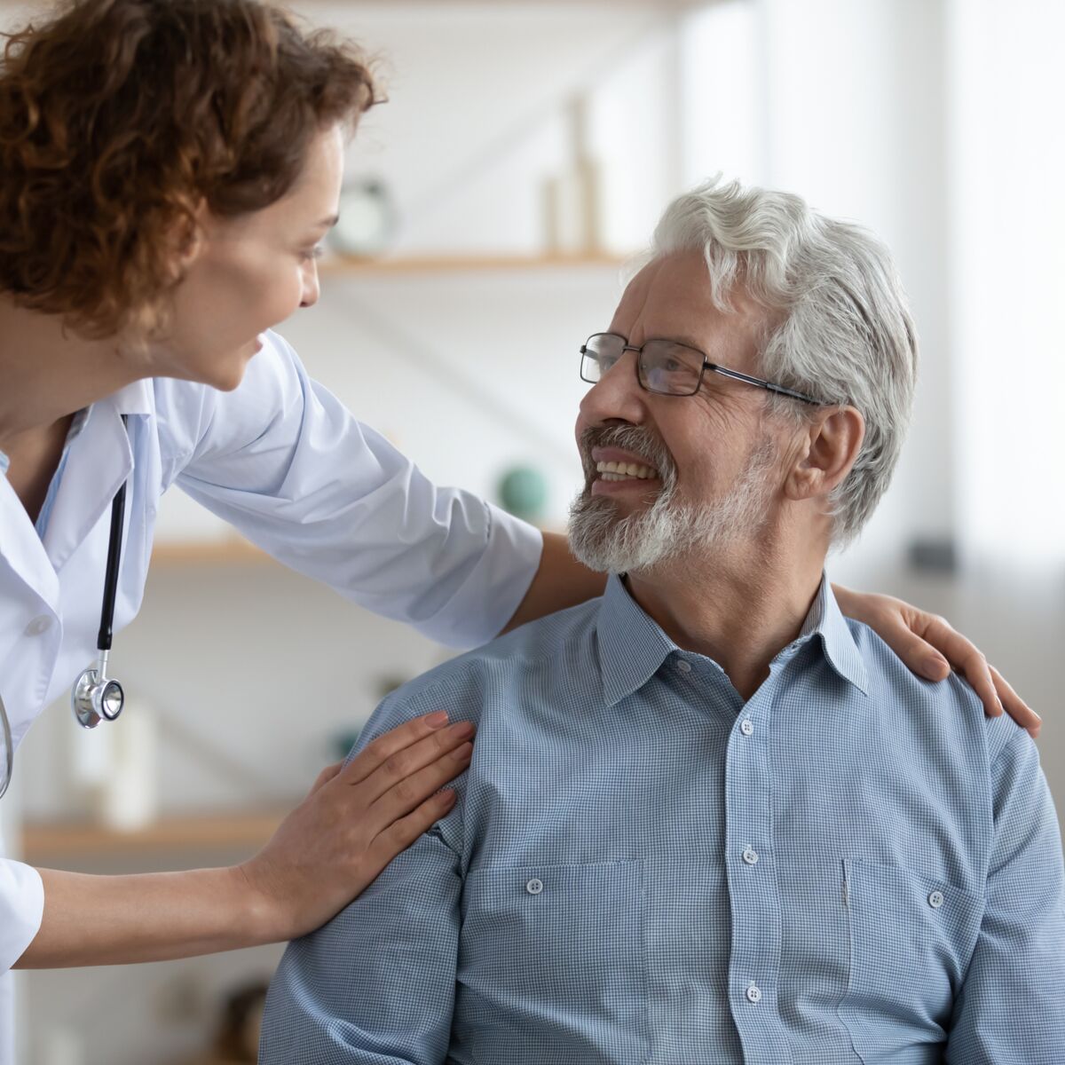 Andropause : Ce que cela signifie et comment trouver un soulagement 1 smiling young nurse caregiver supporting mature patient during homecare visit