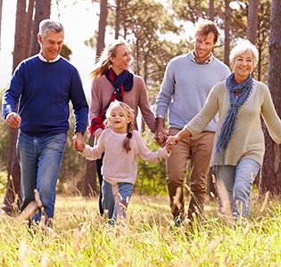 Les acides gras dans les membranes cellulaires de tout l'organisme 1 happy multi generation family walking in the countryside
