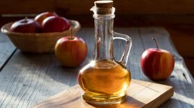 Les bienfaits de Citri-Chêne - Vinaigre de chêne pour la défense naturelle 1 a bottle of apple cider vinegar with apples