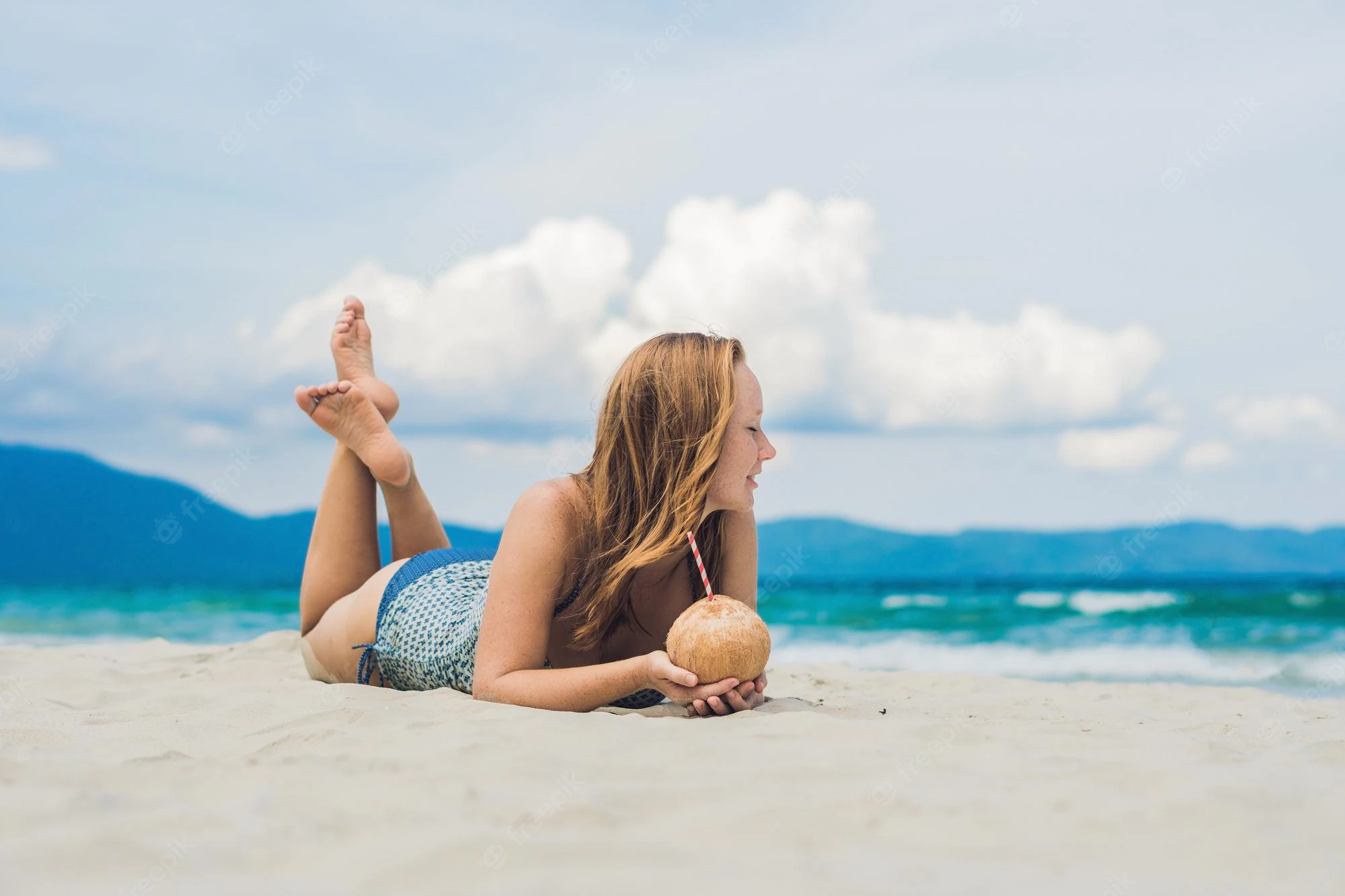 Comment manger et éviter du poids ! 1 young woman drinking coconut milk beach dream scape escape with beauty girl benefits coconut water 247622 3734